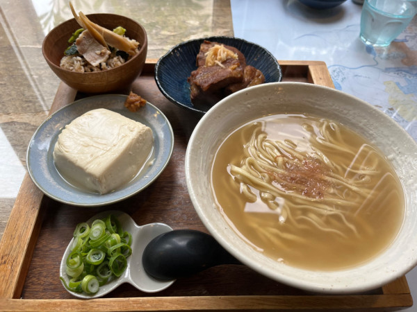 「とうふ・そーき・そば＋じゅしぃ」@首里 ほりかわの写真