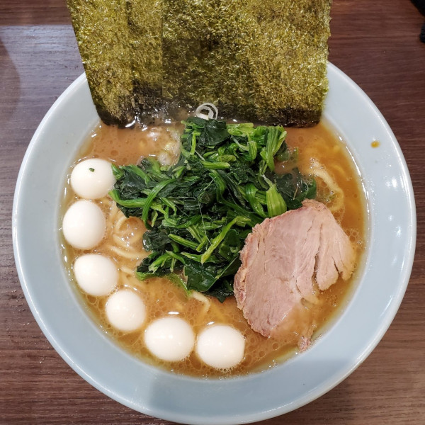 「ラーメンうずらほうれん草トッピング」@横浜家系らーめん侍 渋谷本店の写真