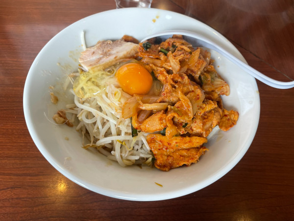 「メガ豚キムチまぜそば」@メガガンジャの写真