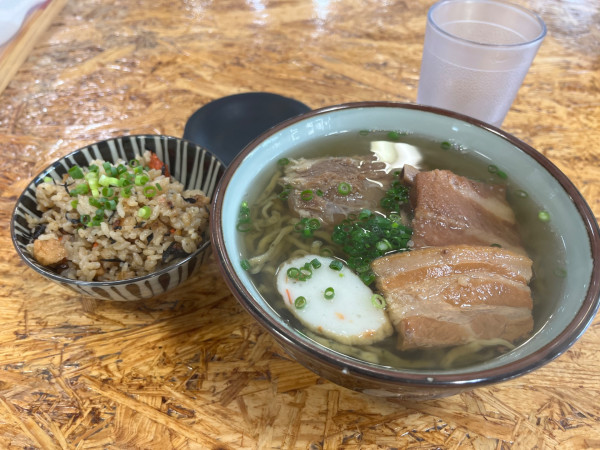 「ミックスそば（よもぎ麺）＋じゅーしー」@ゆうなみ 坂下店の写真