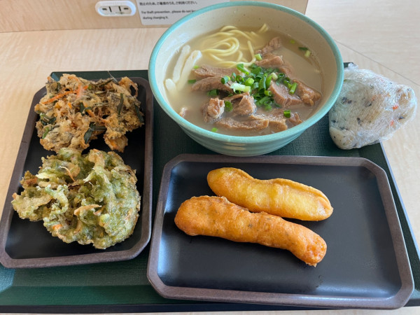 「やいまそば＋ジューシーおにぎり＋アーサの天ぷら＋もずくの天ぷ」@やいま村の写真