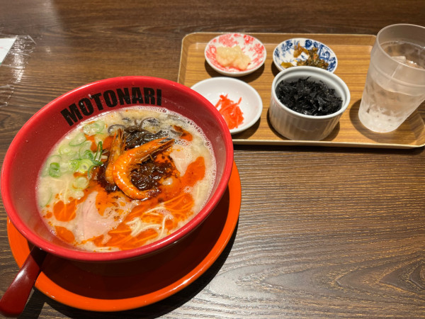 「赤もとなり」@麺や偶 もとなり 那覇空港店の写真