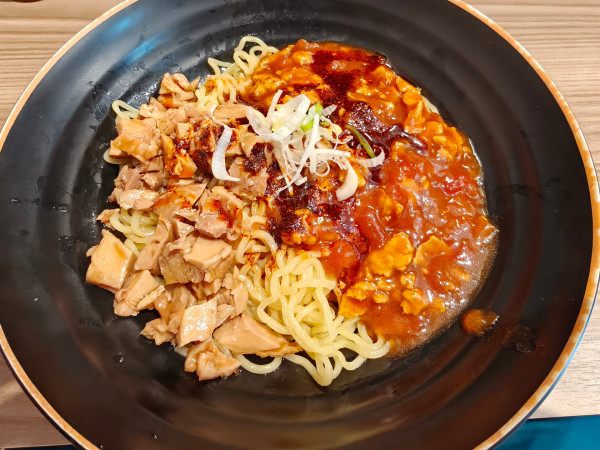 「辛いトマタマあんかけまぜそば」@ラーメンセンター炎 西早稲田店の写真