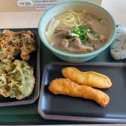 やいまそば＋ジューシーおにぎり＋アーサの天ぷら＋もずくの天ぷ