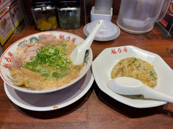 「背脂醤油ラーメン＋小チャーハン」@ラーメン魁力屋 南砂店の写真