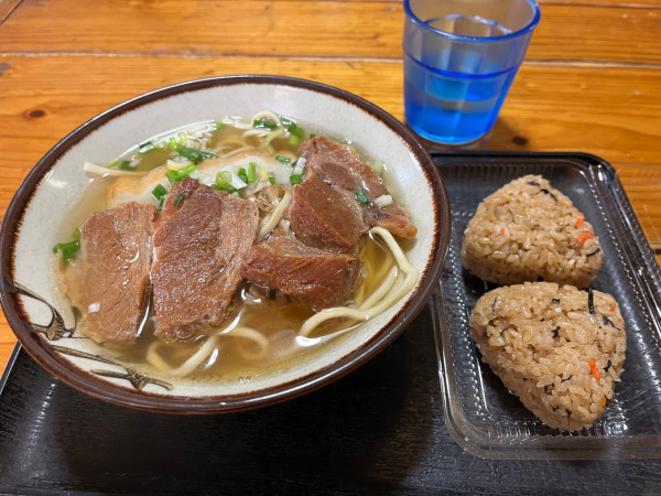 「宮古そばと＋じゅーしぃー」@田舎 公設市場南店の写真