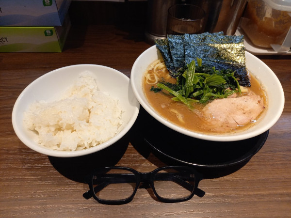 「ラーメン900円(硬め・多め)白米食べ放題100円」@横浜家系らーめん 輝道家 水道橋駅前店の写真
