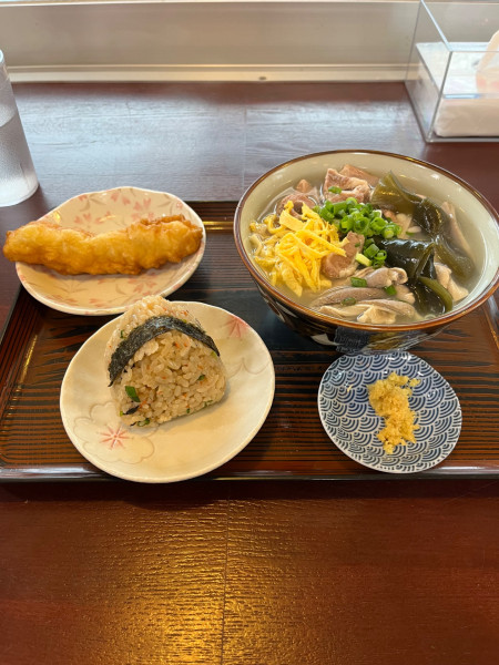 「中味そば（中）、ジューシー、天ぷらイカ」@高江洲そばの写真