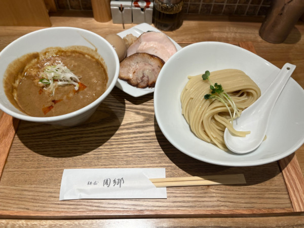 「赤つけ麺辛さ少なめの特製」@麺屋 周郷 神田店の写真