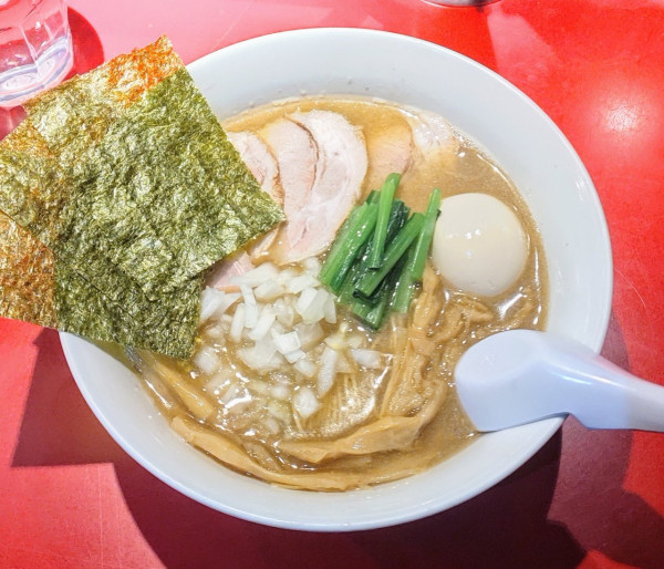 「煮干醤油味玉らーめん」@らーめん・つけめん こてんぱんの写真