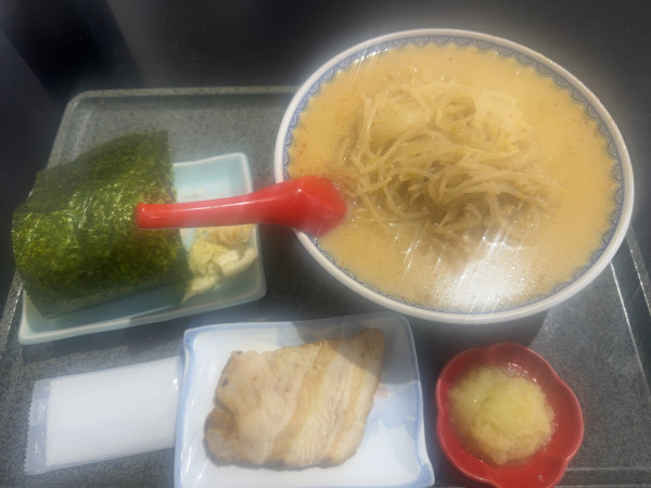 「みそラーメン＋おにぎりセット  チャーシュー＆追いニンニク」@食堂 ニューミサの写真