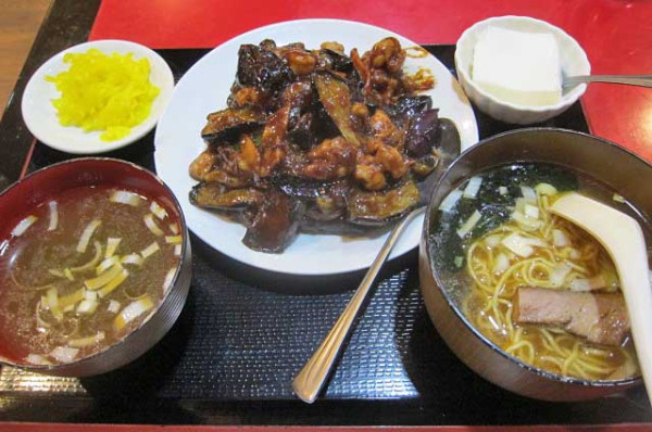 「ナスと鶏肉の中華みそ炒めの定食　950円＋半ラーメン200円」@花彫酒家の写真