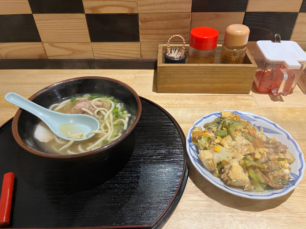 「なんこつそば小+ゴーヤーちゃんぷるー」@沖縄そばの店 浮島BASEの写真