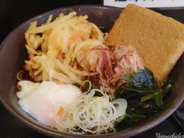 「朝そば（温、温玉：450円）、三陸わかめ（無料）」@ゆで太郎 北本深井店の写真