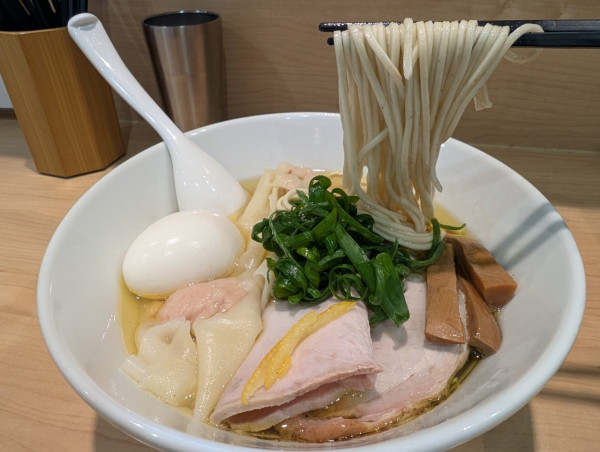 「淡麗 味玉白醤そば」@「七色の落書き」の写真