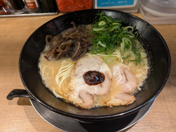 「とんこつラーメン」@元祖博多 中州屋台ラーメン 一竜 池袋東口駅前店の写真