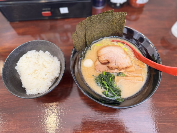 「醤油豚骨ラーメン 850円＋無料ご飯」@横浜家系ラーメン 帝壱家の写真