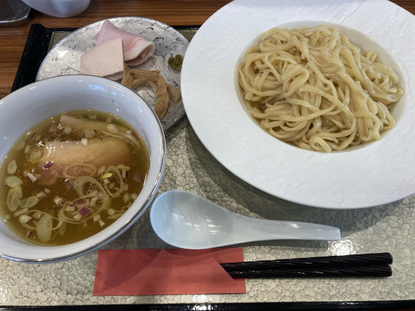 「塩つけ麺（大盛り）＋吊るし焼きチャーシュー」@彩とりの写真