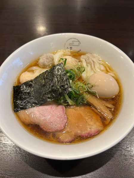 「黒だし特製ワンタン麺（ハーフ）1220円+味玉120円」@八雲の写真