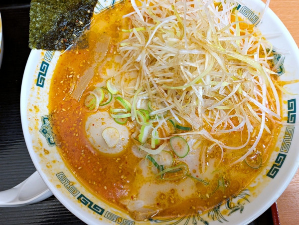 「ピリ辛とんこつネギラーメン＋味付け玉子」@日高屋 青物横丁店の写真