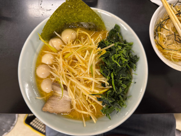 「ネギラーメン大　たまご　ほうれん草」@萬来亭の写真