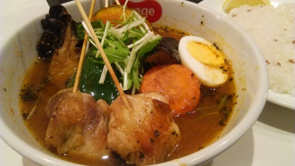 「パリパリ知床鶏と7種の野菜のカレー 1680円」@北海道スープカレーSuage 丸の内店の写真