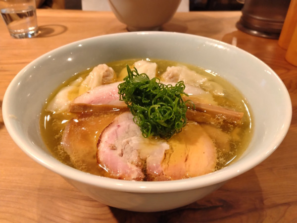 「わんたん塩そば（太麺）」@中華そば しば田の写真