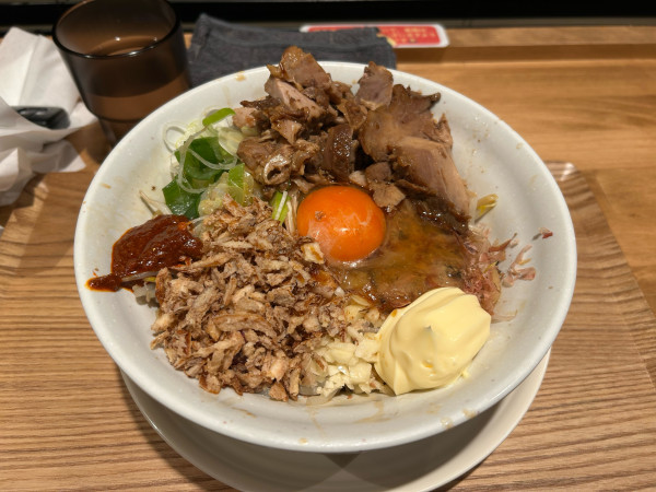 「スペシャルまぜそば 1,380」@マシマシらーめん 物語はここから始まるのだ。 大井競馬場前店の写真