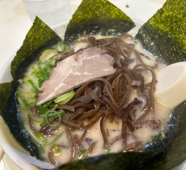 「きくらげラーメン＋海苔」@博多天神 新宿東口駅前店の写真