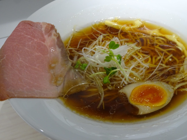 「あご出汁醤油ラーメン 1180円」@麺匠 虎白 新宿アイランドタワー店の写真