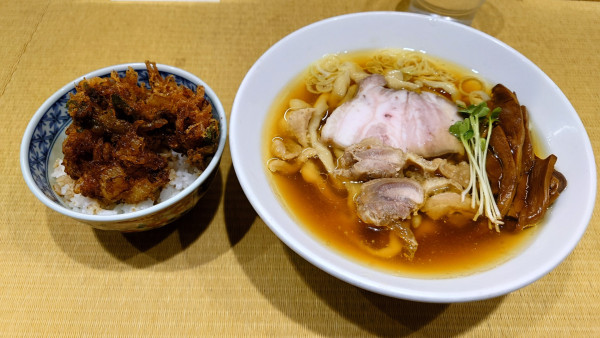 「親鶏中華そば（860円）+旬のかき揚げ小丼（350円）」@手打 親鶏中華そば 綾川の写真