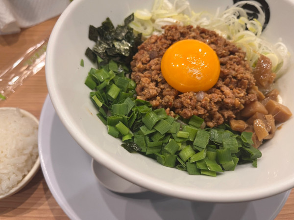 「台湾塩まぜそば980円」@麺や マルショウ 新なにわ大食堂店の写真