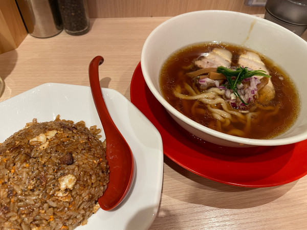 「七割喜多方らーめん 半焼きめし」@七彩飯店の写真