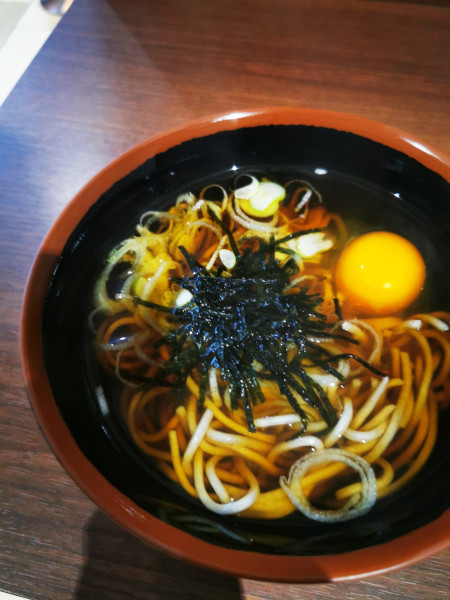「半そば＋生玉子」@名物 万代そばの写真