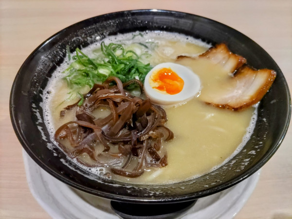 「濃厚・白鶏そば 750円」@麺屋 睦寅の写真