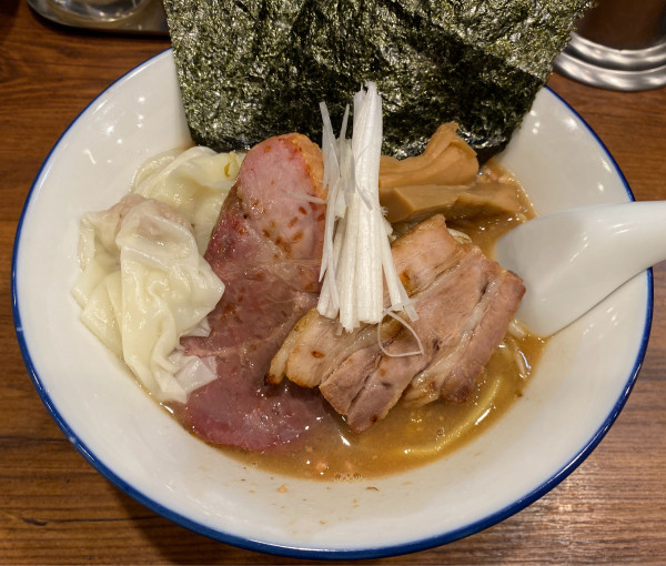 「味噌ラーメン（赤）ラー油別皿 ワンタン2 特上海苔 ライス」@豚骨 蒼翔の写真