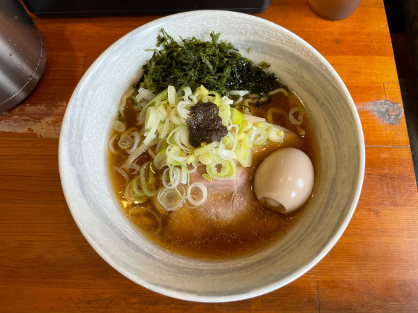 「醤油らぁ麺(¥950) あまくち煮玉子(¥150)」@唯一無二のらぁ麺専門店 イ袋ワシづかみの写真