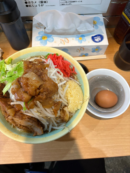 「小ラーメン　生卵」@ラーメンめじ 武蔵小杉店の写真