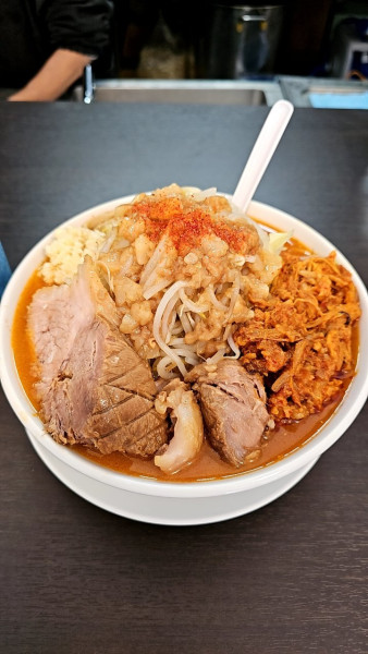 「【限定】辛いラーメン中盛1,000円＋辛豚ほぐし100円」@ラーメンたかしの写真