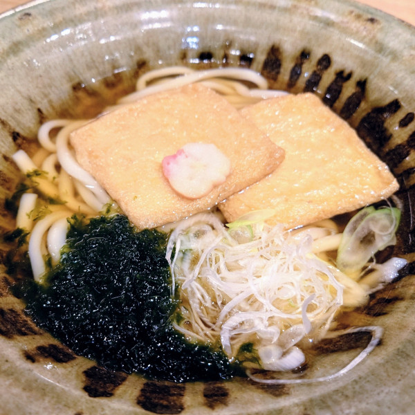 「きつねうどん」@麺処つるはん 成田国際空港店の写真