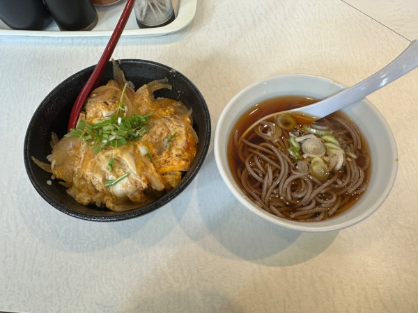 「平日限定Aランチ（玉子丼＆ミニそば）790円」@情熱食堂 高崎店の写真