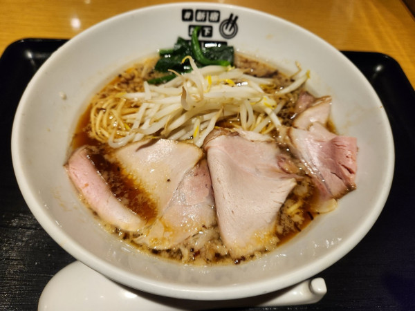 「小江戸黒豚の背脂醤油ラーメン」@#新宿地下ラーメンの写真