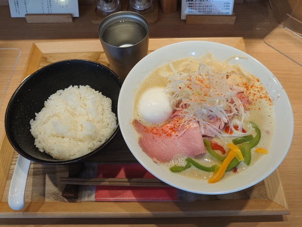 「地鶏グリーンスペシャルとろ玉＋ライス」@らーめん ぴ！の写真