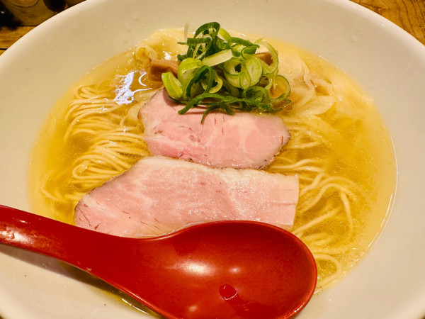 「軍鶏ワンタン塩ラーメン【1350円】」@麺屋 翔 西新宿本店の写真