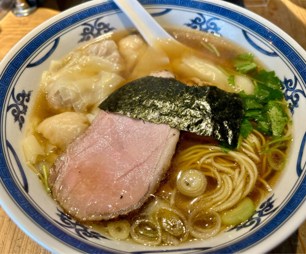 「ミックスワンタンメン＋半ライス」@らーめん・わんたん ゆう輝屋の写真