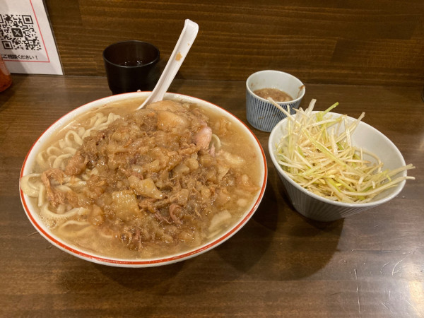 「ラーメン+麺増し+和えネギ×2 1490円」@男気らーめんアカギ 新田木崎店の写真