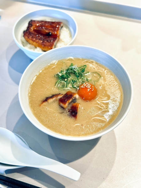 「山田のうな骨らーめん・小うなぎ飯セット」@山田のうなぎ うな骨らーめん 築地本店の写真