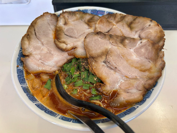 「勝浦タンタン麺+チャーシュー」@ビンギリの写真