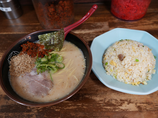 「博多ラーメン 粉落とし＋チャーハン」@博多ラーメン長浜や 上野店の写真