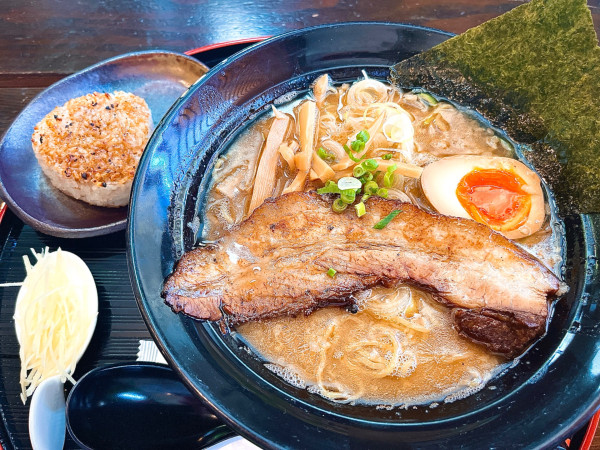 「まぐろラーメン(900円)、焼きおにぎり(CP)」@Dining Bar さかいの写真